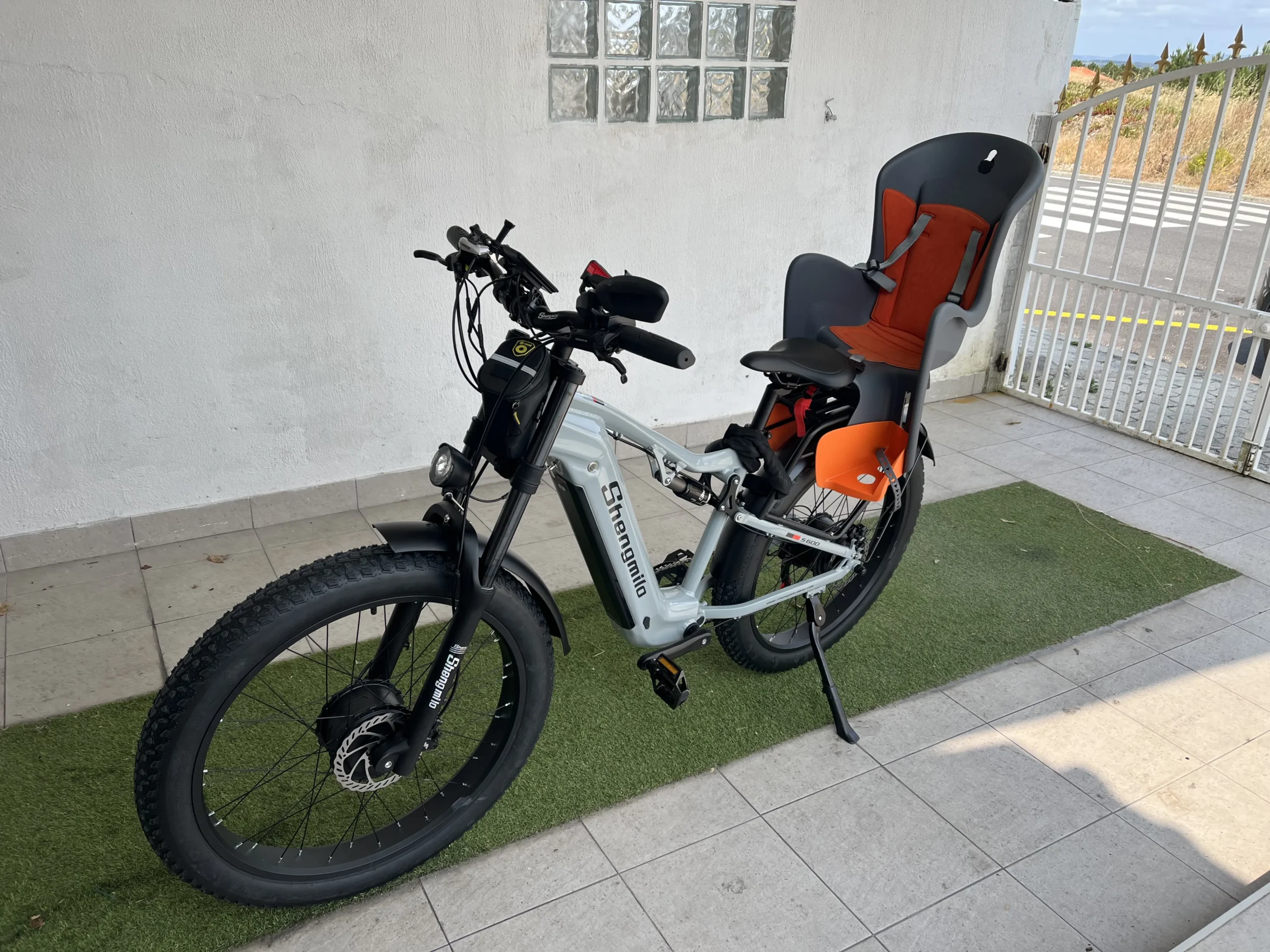 Shengmilo S600 E-Bike fuer Sommerregen Schotter und Waldwege in Deutschland